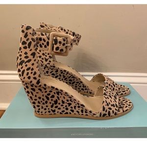 Seychelles Cloud 9 Cheetah
Suede Heel
SIZE 8